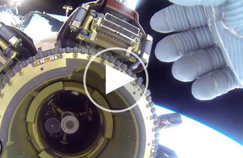 Lộ clip phi hành gia bị tố dùng tay che UFO phát sáng gần trạm ISS
